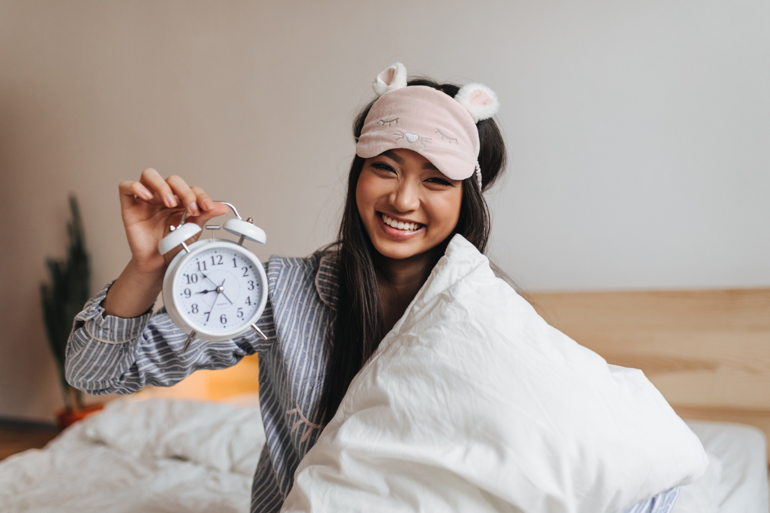 Conceptual illustration of the body clock coordinating daily rhythms across the brain and body, with visual cues for daylight, darkness, sleep, alertness, and internal timing.